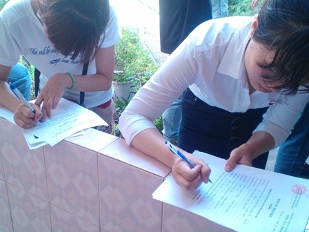 Hàng ngàn phụ huynh chen chúc chờ nộp đơn cho con học mầm non - 6 Tận dụng mọi vị trí để tranh thủ làm được xong việc sớm.
