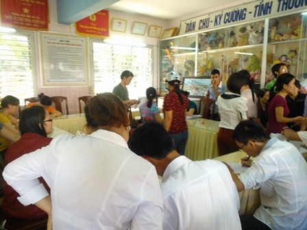 Hàng ngàn phụ huynh chen chúc chờ nộp đơn cho con học mầm non - 5 Viết đơn nhập học cho con.