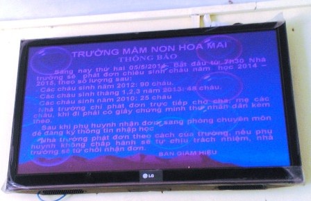 Hàng ngàn phụ huynh chen chúc chờ nộp đơn cho con học mầm non - 4 Bảng thông báo của trường về việc phát đơn chiêu sinh.