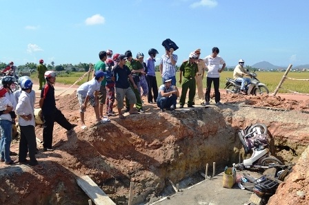 3 xe máy cùng lao xuống 1 hố công trình - 1 3 vụ tai nạn xảy ra trong cùng 1 hố công trình