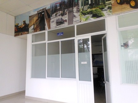 Vụ 3 xe lao xuống 1 hố: Giám đốc công trình “bặt tăm” - 1 Cửa phòng ông Thành mở nhưng không thấy giám đốc đâu dù đã hẹn PV về làm việc