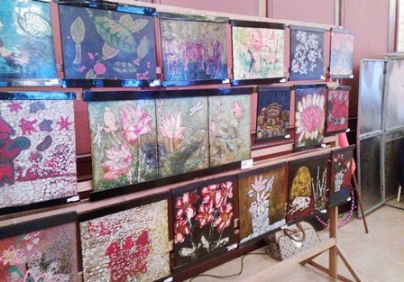 Nhiều thông điệp hành động của giáo dục với người khuyết tật - 5 Sản phẩm tranh sơn mài và bộ bàn ghế sơn mài do người khuyết tật Huế làm.