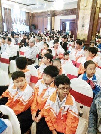 Nhiều thông điệp hành động của giáo dục với người khuyết tật - 2 Các học sinh khuyết tật vui vẻ đến dự hội.