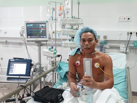 Bệnh nhân được cấy tim nhân tạo đầu tiên đã khỏe mạnh - 1 Bệnh nhân B. tươi cười và uống sữa ngon lành sau ca mổ