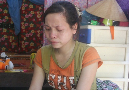 Chị Hồng khóc nức nở khi kể về trường hợp của mình