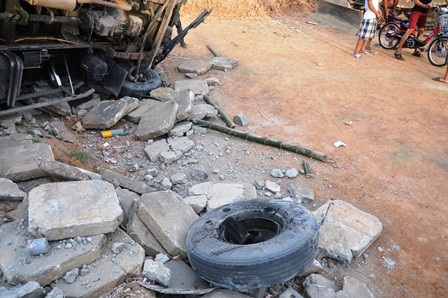 ... làm văng lốp xe ra ngoài