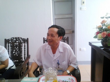 Vụ trẻ sơ sinh tử vong: Giám đốc Bệnh viện Giao thông Vận tải Huế... "bặt tăm" - 1 Ông Hoàng Minh Tuấn, Trưởng phòng TC-HC BV Giao thông Vận tải Huế tiếp các báo thay cho Giám đốc