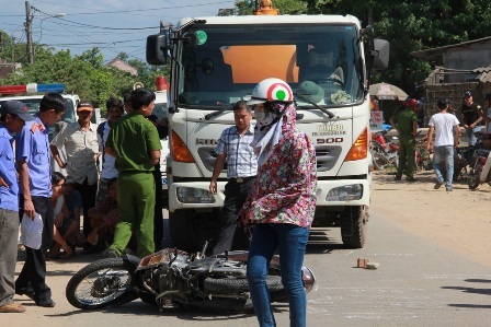 Tài xế xe ôm nghèo chết thương tâm vì tai nạn - 1 Hiện trường vụ tai nạn làm anh xe ôm nghèo bị tử vong, để lại 2 con nhỏ còn đi học