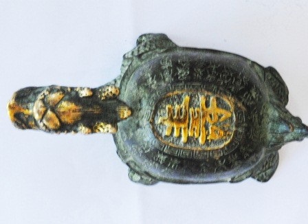 Chữ Thọ màu vàng trên mai rùa