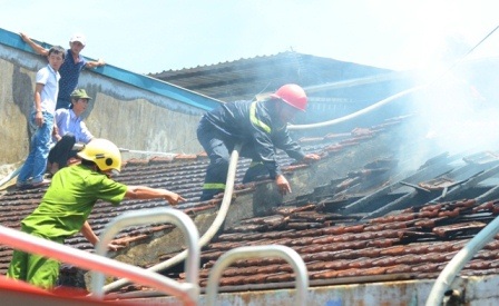 Cháy nhà giữa trưa nắng, 3 ông cháu thoát nạn - 1 Các chiến sĩ công an PCCC tỉnh Thừa Thiên Huế xông vào ngọn lửa để dập cháy