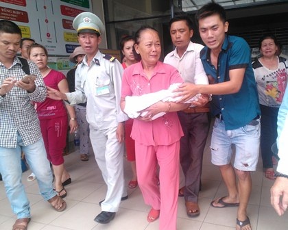 Vụ trẻ sơ sinh tử vong: Người nhà tố ekip y bác sĩ nằm, nói cười trong phòng đẻ - 1 Anh Tùng (áo xanh) đau đớn cùng người thân xác con mình