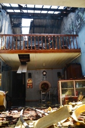 Cháy nhà giữa trưa nắng, 3 ông cháu thoát nạn - 4 Sau đám cháy, nhà của nạn nhân ngổn ngang, thiệt hại khá nặng.