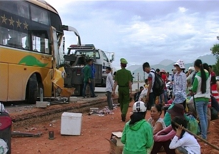 4 ô tô tông nhau, 5 người nhập viện - 3 Đông người dân tụ tập lại xem vụ tai nạn liên hoàn