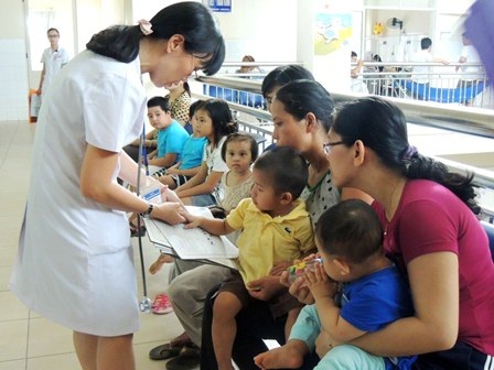 Nâng cao, cập nhật kiến thức mới về bệnh lý thận trẻ em - 2 Các BS Trumg tâm Nhi khoa Huế đang khám bệnh cho các trẻ em bị bệnh thận