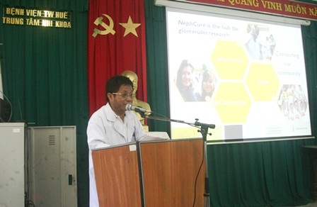 Nâng cao, cập nhật kiến thức mới về bệnh lý thận trẻ em - 3 Các BS Trumg tâm Nhi khoa Huế đang khám bệnh cho các trẻ em bị bệnh thận