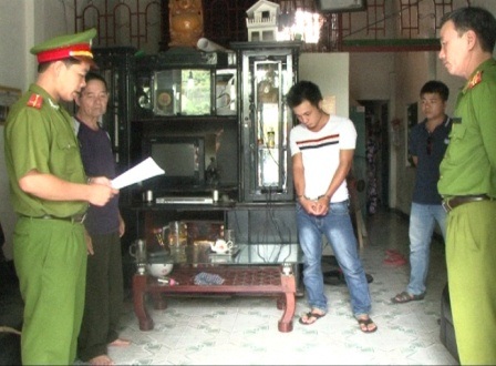 Thương tâm bé trai 7 tuổi bị anh rể đánh dẫn đến tử vong - 2 Công an đọc lệnh bắt Cường