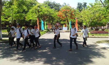 Các thí sinh Huế kết thúc buổi thi Văn. (Ảnh: Đông Cường)