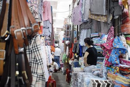 Hàng loạt tiểu thương chợ Đông Ba khốn đốn vì chủ hụi bỏ trốn - 1 Một dãy các hàng tạp hóa của tiểu thương bị lừa bởi bà Trâm