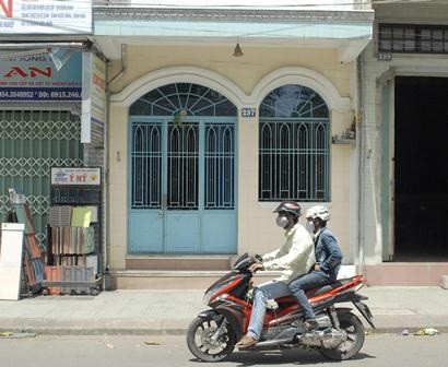 Hàng loạt tiểu thương chợ Đông Ba khốn đốn vì chủ hụi bỏ trốn - 3 Các bài báo về vụ việc đang được tiểu thương chuyền tay đọc