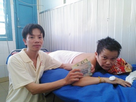 Người đàn bà bị mất gần hết da đã đỡ rất nhiều - 3 Vợ chồng anh Tuấn, chị Huệ vui mừng trước tình cảm của bạn đọc báo Dân trí