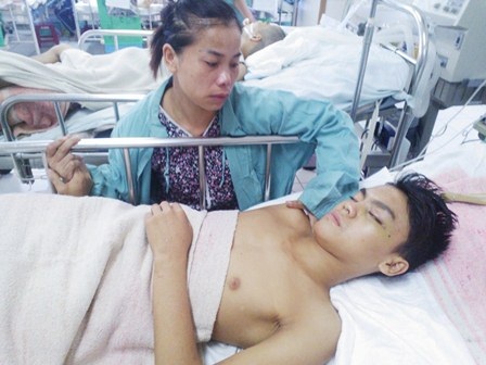 Dì Bê theo dõi cháu suốt ngày bên giường bệnh