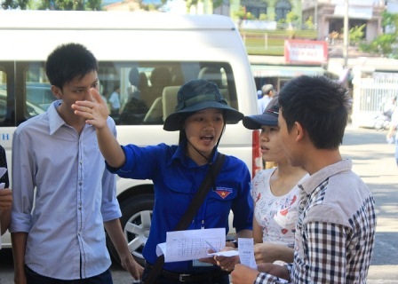 Đội tiếp sức mùa thi hướng dẫn phòng thi cho thí sinh đến sớm.