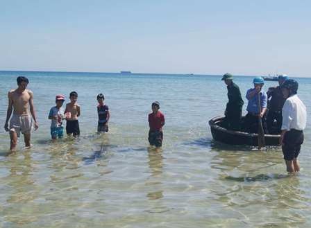 Người dân đưa cá heo vào gần bờ để theo dõi tình trạng sức khỏe