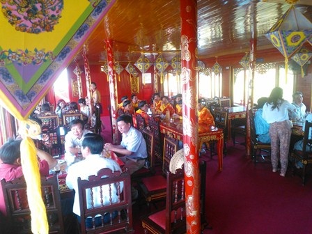 Khám phá Huế xưa trên “Ngự thuyền sông Hương” - 3 Du khách ngồi trong không gian cổ kính trên thuyền