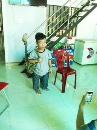 Thí sinh cao 90cm ước mơ thi đậu ngành Công nghệ Thông tin - 1 Thí sinh Vượng chỉ cao 90cm đang ở trọ tại một nhà bán cafe gần trường thi.