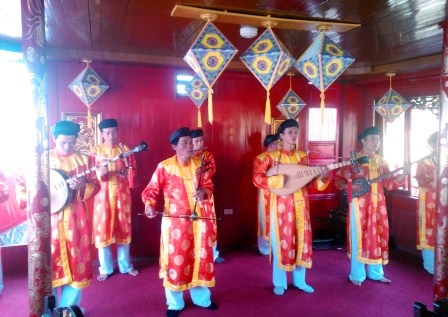 Khám phá Huế xưa trên “Ngự thuyền sông Hương” - 2 Biểu diễn Nhạc cung đình Huế trên ngự thuyền