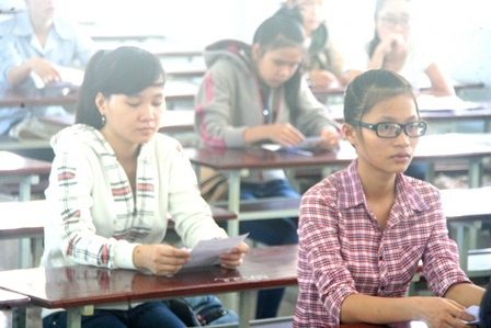 Các thí sinh thi tại Huế xem lại giấy tờ dự thi để kiểm tra các sai sót lần cuối. (Ảnh: Đại Dương)