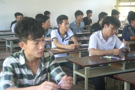 Chùm ảnh: Hồi hộp trước buổi thi đầu tiên - 11 Thí sinh tại điểm thi ĐH Nông lâm Huế khá căng thẳng