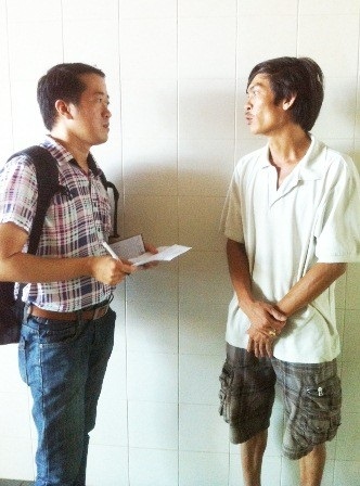 PV Dân trí trò chuyện với anh Hải - cậu Cung (đạp xích lô) ngoài phòng cấp cứu