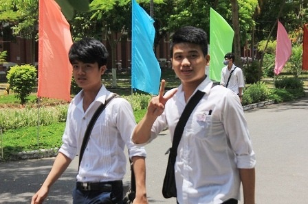 Đề thi môn Sinh dài nhưng không khó - 16 Thí sinh Quốc học vui vẻ rời trường thi. (Ảnh: Đại Dương)