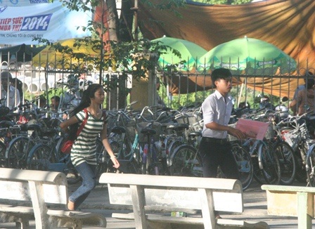 Các thí sinh vội vã chạy vào hội đồng ĐH Nông lâm Huế vì trễ giờ