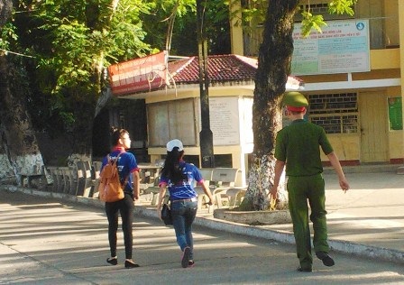 Tức tốc chạy vào phòng thi khi vì trễ giờ.