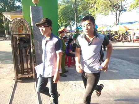 Tức tốc chạy vào phòng thi khi vì trễ giờ.