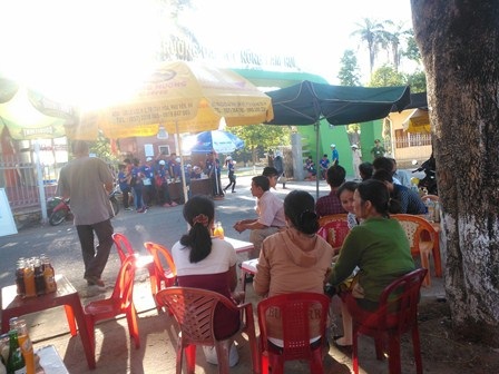 Phụ huynh chờ con ngoài trường.