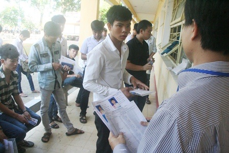 Giám thị gọi và kiểm tra thí sinh vào phòng.