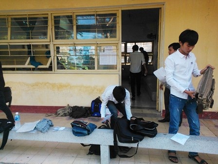 Nhiều thí sinh phải lăn dấu vân tay… nhận diện