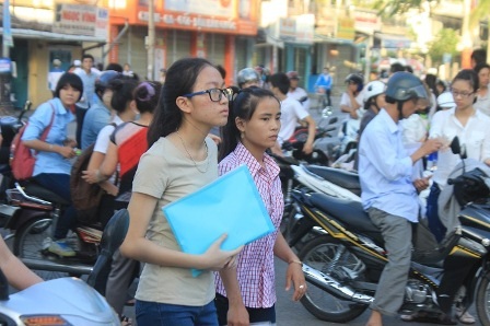 Chùm ảnh: Hồi hộp trước buổi thi đầu tiên - 13 Chị theo em tới phòng thi động viên