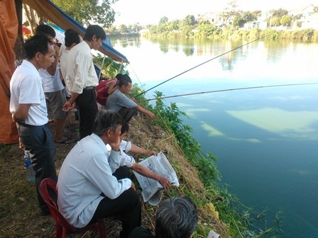 Phụ huynh tụ tập lại câu cá và xem câu cá ở trước trường Đại học Nông lâm