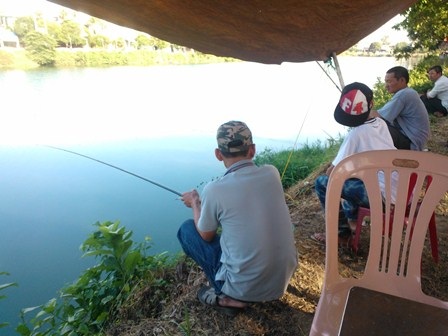 Bố và con chờ anh trai đi thi, tranh thủ câu cá