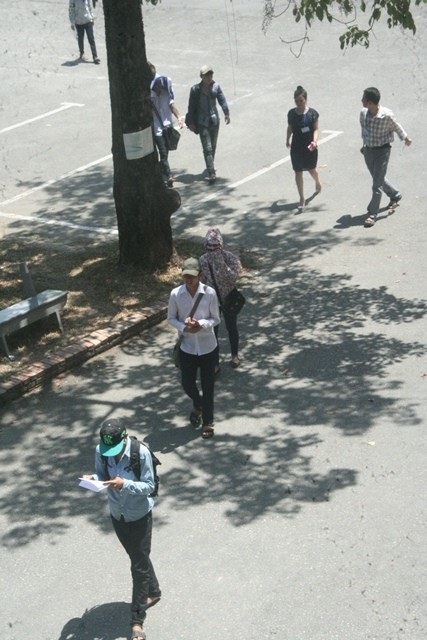 Thí sinh vừa hoàn thành bài thi Vật lý - 2 Vừa đi vừa ôn bài