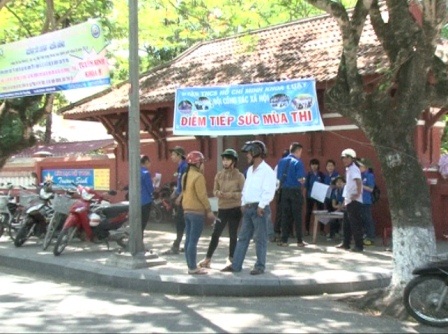 Tên lái xe ôm hung hãn tấn công tình nguyện viên tiếp sức mùa thi đang chở sĩ tử đã bị bắt