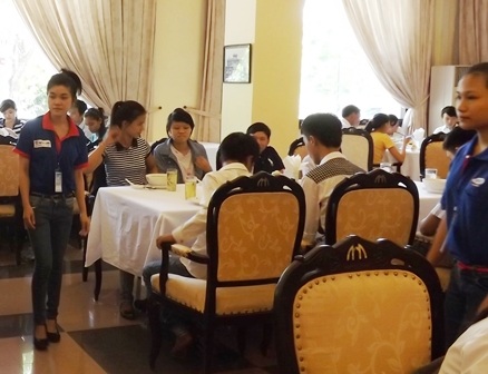 Sĩ tử nghèo được khách sạn 4 sao mời ăn cơm miễn phí - 1 Ngoài nhân viên bàn, còn có các tình nguyện viên phục vụ thí sinh trong khách sạn.