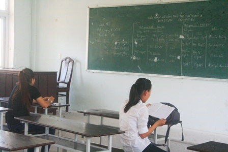 Thí sinh vừa hoàn thành bài thi Vật lý - 5 Tranh thủ lần cuối xem lại bài.