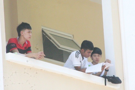 Thí sinh vừa hoàn thành bài thi Vật lý - 6 Cùng nhau xem lại những điều đáng nhớ trước lúc giám thị gọi vào phòng thi. (Ảnh: Đại Dương)