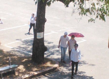 Thí sinh vừa hoàn thành bài thi Vật lý - 1 Mẹ che dù cho con, sát bên con đến phòng thi