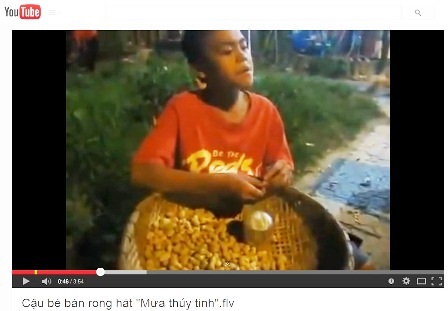 Em Cung bán lạc rang và hát tuyệt hay cách đây 3 năm